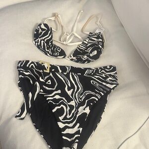 WeWoreWhat Black and White Women's Swimwear Set